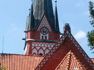 Blick über das Kirchendach in Wieren